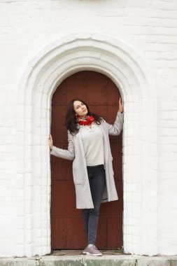 Gri bir yün ceket esmer kadın