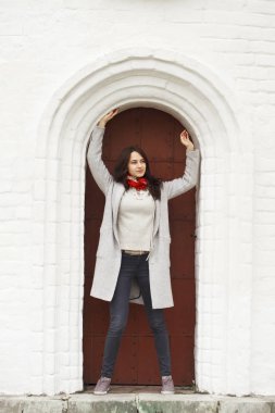 Gri bir yün ceket esmer kadın