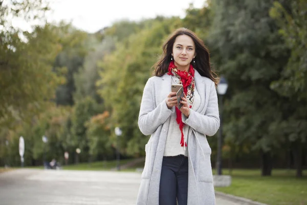 Jonge brunette vrouw bellen via de telefoon — Stockfoto