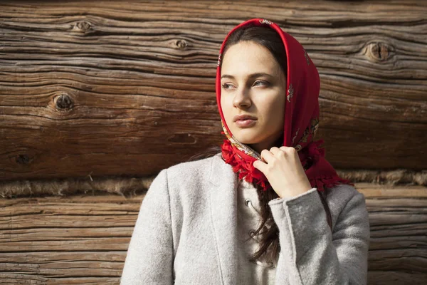 Portret van mooie jonge brunette vrouw — Stockfoto