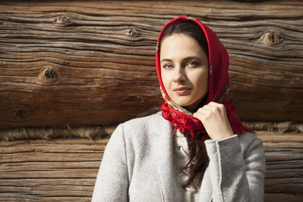 Portret van mooie jonge brunette vrouw — Stockfoto