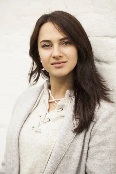 Portrait of beautiful young woman — Stock Photo, Image