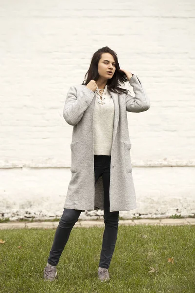 Brunette vrouw in een grijze wollen jas — Stockfoto