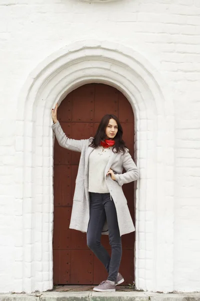 Brunette vrouw in een grijze wollen jas — Stockfoto