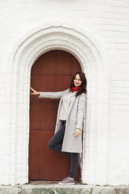 Gri bir yün ceket esmer kadın