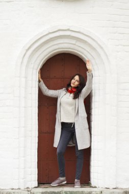 Gri bir yün ceket esmer kadın