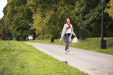 Gri paltolu güzel bir genç kadın portresi 