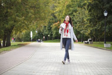 Telefon ederken genç esmer kadın 