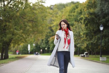 Telefon ederken genç esmer kadın 