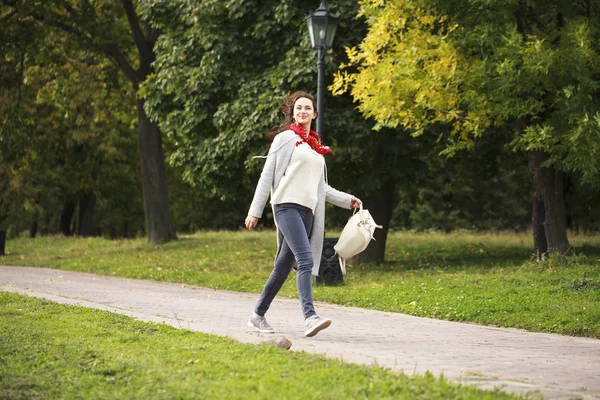 Portret van een jonge mooie vrouw met grijze vacht — Stockfoto