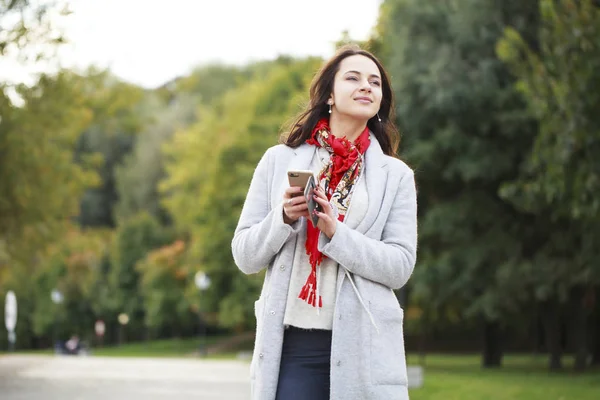 Jeune femme brune appelant par téléphone — Photo