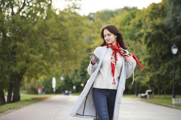 Jeune femme brune appelant par téléphone — Photo