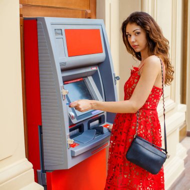 Atm de kredi kartından para çekme mutlu sarışın kadın 