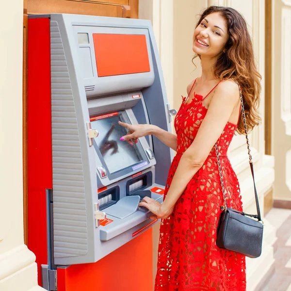 Gelukkig blonde vrouw opnemen van geld van credit card bij Atm — Stockfoto