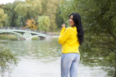 Esmer, saç güzellik modeli