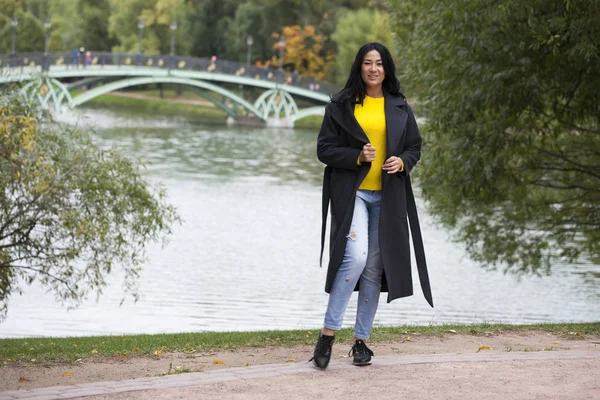 Retrato de una hermosa joven morena —  Fotos de Stock