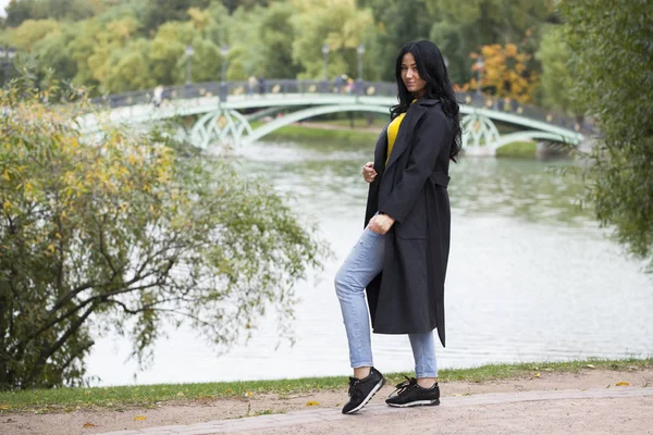 güzel genç esmer kadın portresi 