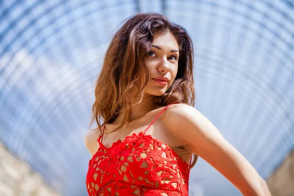 Pembe elbiseli güzel esmer kadın