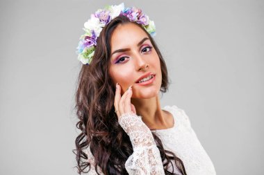 Beyaz seksi elbiseli genç Arap kadın