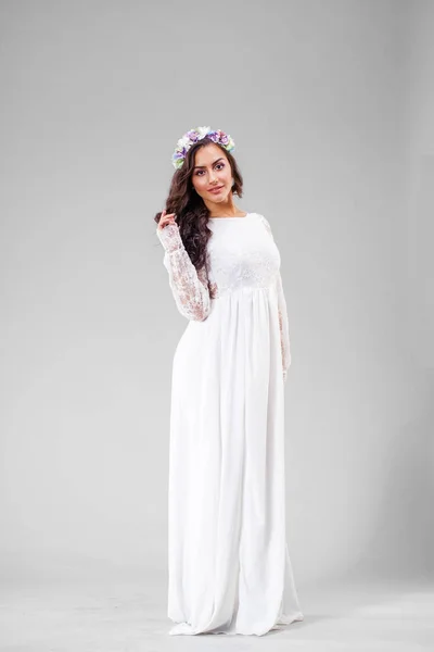 阿拉伯文少妇穿白色性感连衣裙 — 图库照片