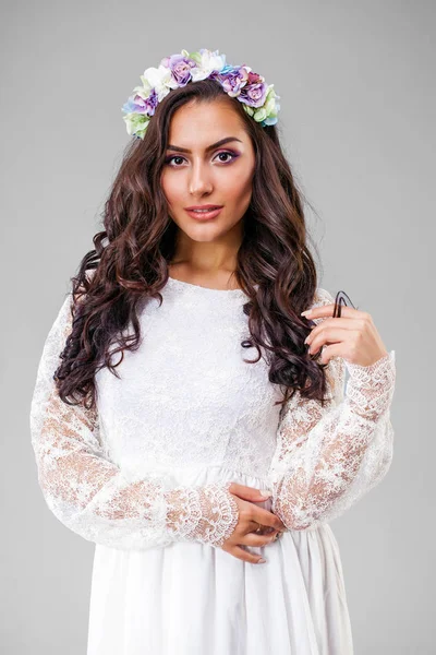 Jeune femme arabe en robe sexy blanche — Photo