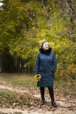 Bir sonbahar Park gri saçlı yaşlı kadın