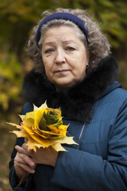 Bir sonbahar Park gri saçlı yaşlı kadın