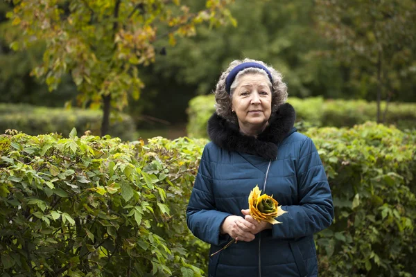 Szare włosy starszą kobietę w jesienny park — Zdjęcie stockowe