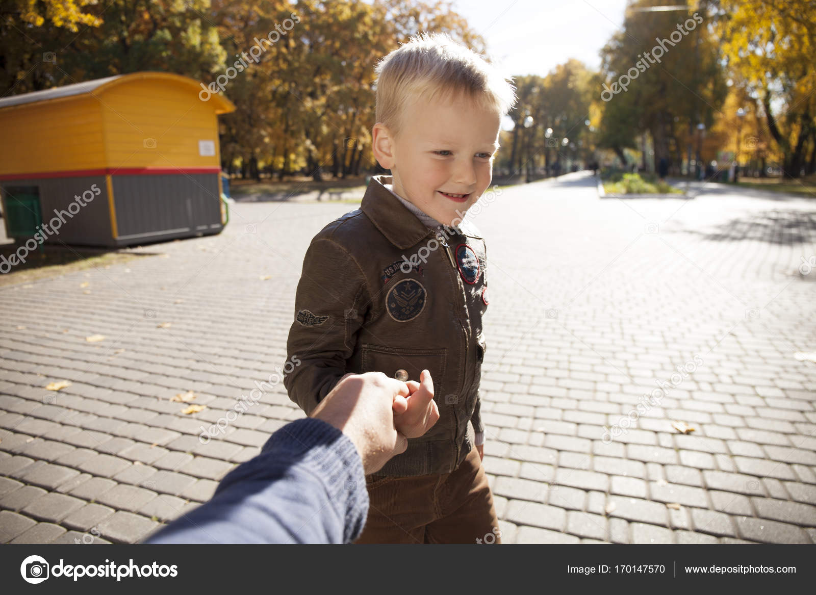 Beni güzel izle küçük çocuk tutan bir baba el — Stok Foto © arkusha