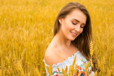 Altın buğday alan arka plan üzerinde genç kadın