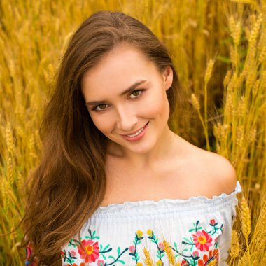 Altın buğday alan arka plan üzerinde genç kadın