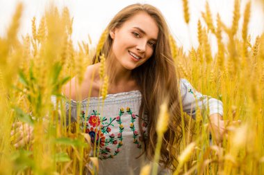 Altın buğday alan arka plan üzerinde genç kadın