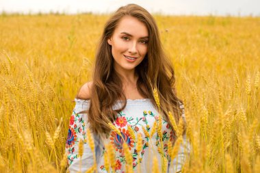 Altın buğday alan arka plan üzerinde genç kadın
