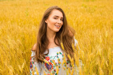 Altın buğday alan arka plan üzerinde genç kadın