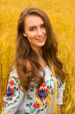 Altın buğday alan arka plan üzerinde genç kadın