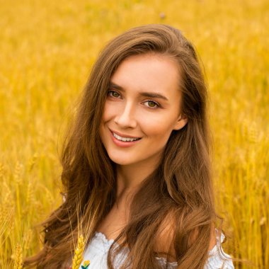 Altın buğday alan arka plan üzerinde genç kadın