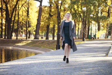 Gri paltolu güzel bir genç kadın portresi 