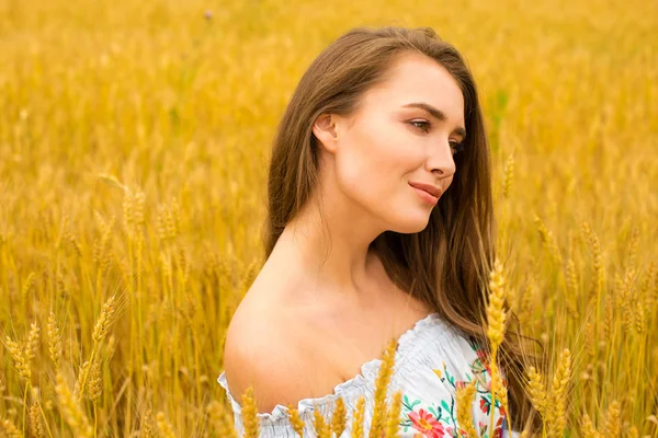 Altın buğday alan arka plan üzerinde genç kadın — Stok fotoğraf