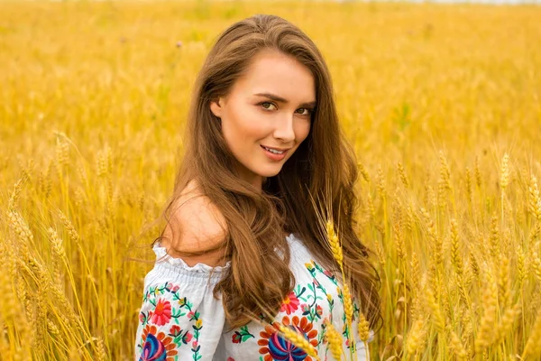 黄金の麦畑の背景に若い女性 — ストック写真