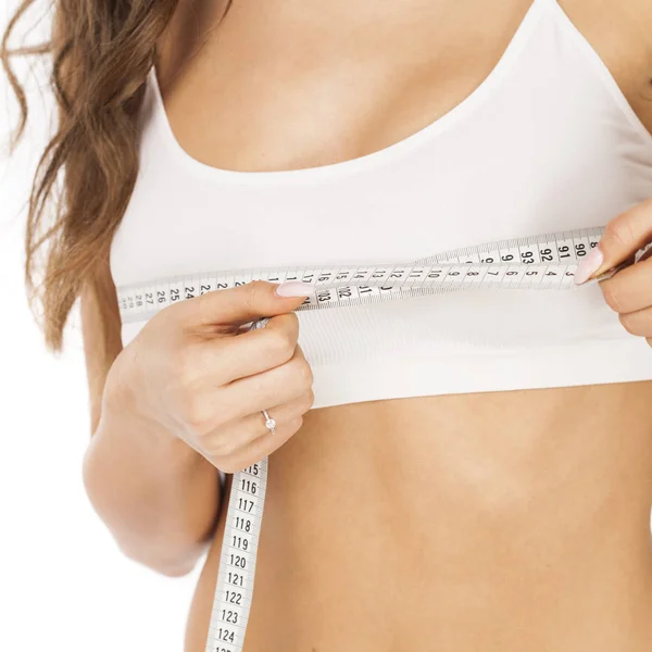 Smal flicka mäter ett bröst med en centimeter — Stockfoto