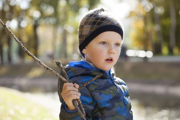 Schönheit kleiner Junge im Herbst Park — Stockfoto