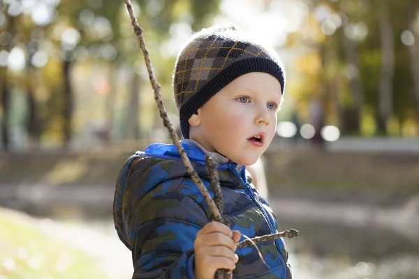 Ομορφιά μικρό αγόρι στο πάρκο φθινόπωρο — Φωτογραφία Αρχείου