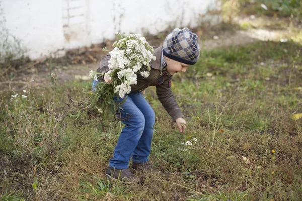 Porträt eines kleinen Jungen in Pilotenlederjacke — Stockfoto