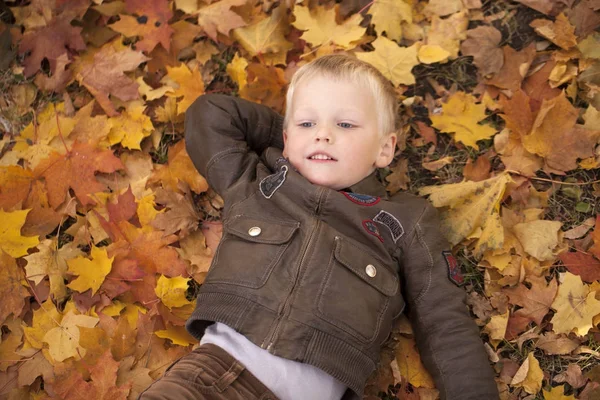 Retrato de un niño en chaqueta de cuero piloto — Foto de Stock