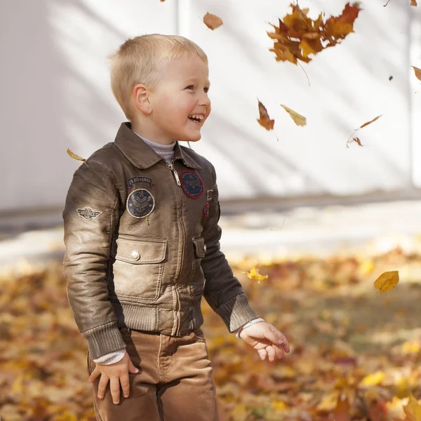 Retrato de un niño en chaqueta de cuero piloto — Foto de Stock