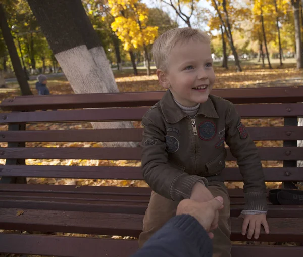 Folge mir, schöner kleiner Junge hält die Hand eines Vaters — Stockfoto