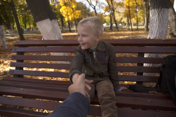 Folge mir, schöner kleiner Junge hält die Hand eines Vaters — Stockfoto