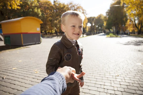 Folge mir, schöner kleiner Junge hält die Hand eines Vaters — Stockfoto