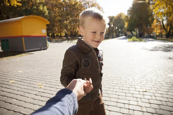 Folge mir, schöner kleiner Junge hält die Hand eines Vaters — Stockfoto