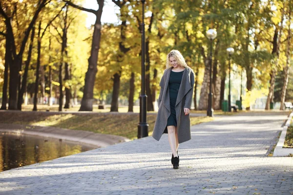 Ritratto di una giovane bella donna in cappotto grigio — Foto Stock